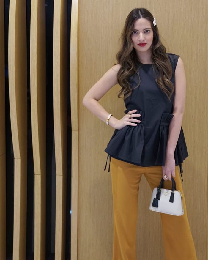 Penampilan modis Nia Ramadhani menenteng tas branded berukuran mungil dari Prada seri Mini Promenade Bag