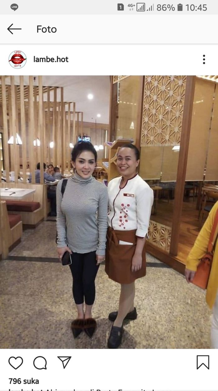 Penampilan Syahrini saat foto bersama pelayan restoran yang disebut aneh oleh warganet