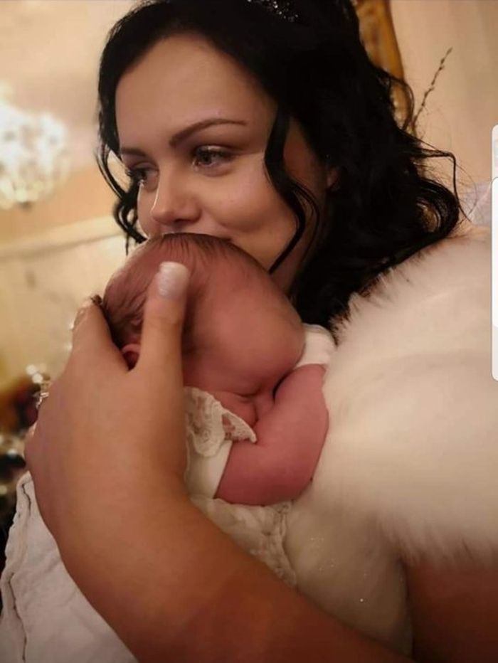Evie lahir dengan selamat dari neneknya.