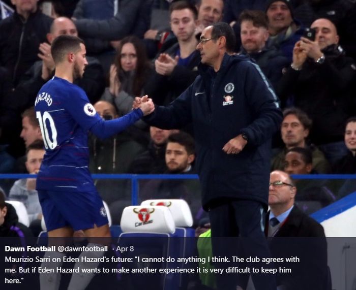 Pemain sayap Chelsea, Eden Hazard, bersalaman dengan Maurizio Sarri