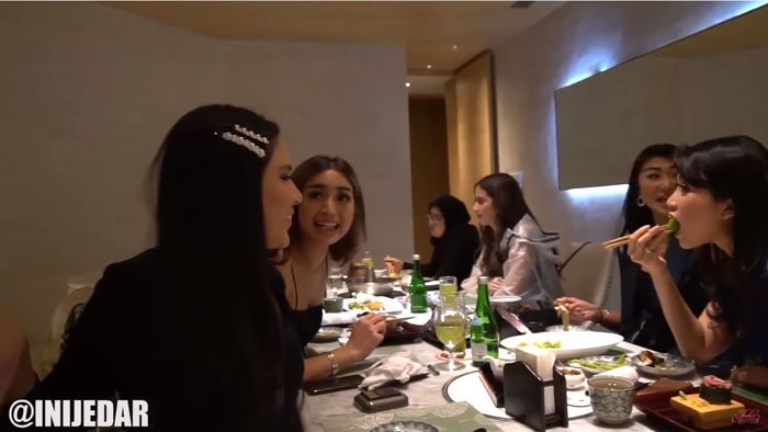 Girls Squad menikmati sajian makanan dari Restoran Jepang.
