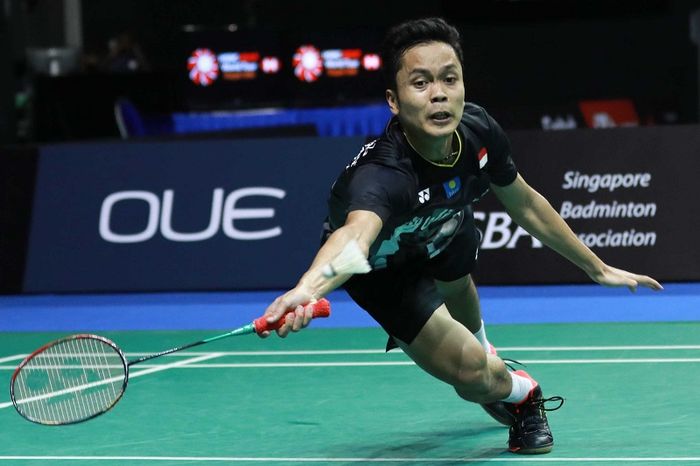 Pebulu tangkis tunggal putra Indonesia, Anthony Sinisuka Ginting, mengembalikan kok ke arah Chou Tien Chen (Taiwan), pada babak semifinal Singapore Open 2019 yang berlangsung di Singapore Indoor Stadium, Sabtu (13/4/2019).