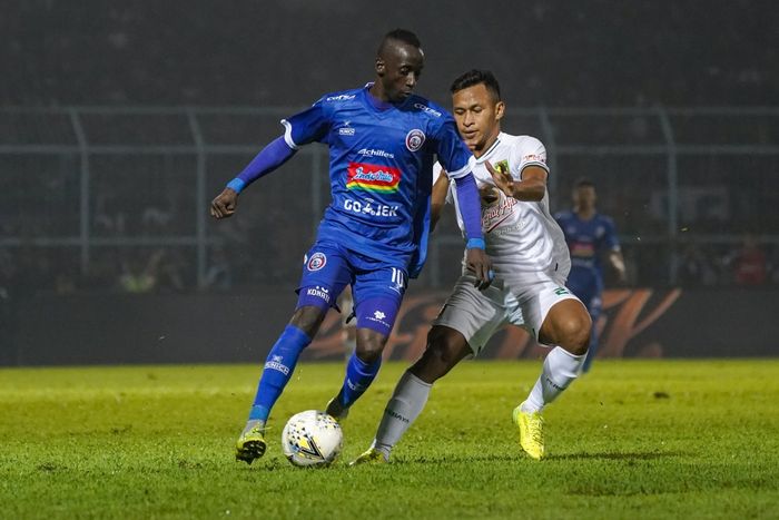 Aksi gelandang Arema FC, Makan Konate (kiri) berduel dengan pemain Persebaya Surabaya, Osvaldo Haay, pada final leg kedua Piala Presiden 2019 di Stadion Kanjuruhan, Malang, Jumat (12/4/2019).