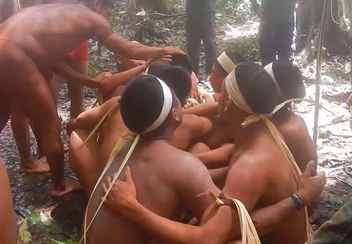 Mereka memeluk kawan-kawannya setelah puluhan terpisah bertahun-tahun.