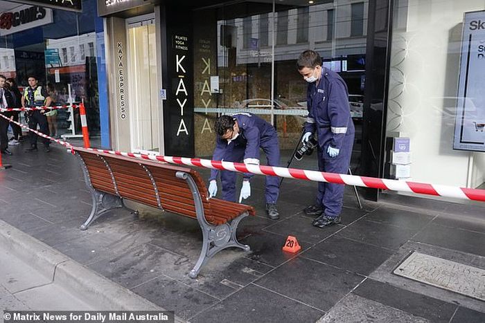 Seorang pria misterius tiba-tiba menembaki orang orang yang sedang berdiri di depan klub malam di Melbourne Australia.