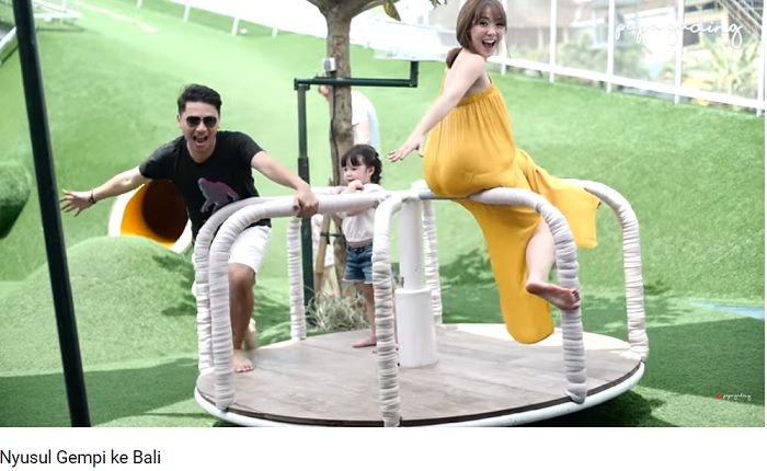 Gisel, Gading, dan Gempi saat di Bali
