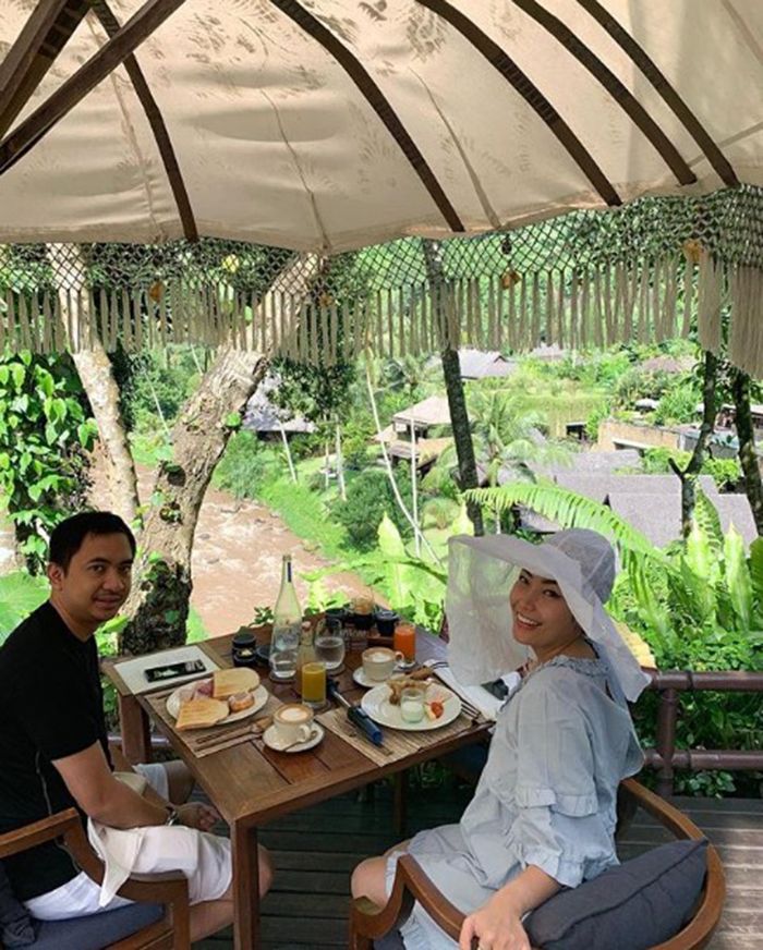 Bukan Hanya Jadi Manja Saat Hamil Anak Ketiga, Ayu Dewi Curhat Mukanya Bengkak Saat Makan dengan Suami