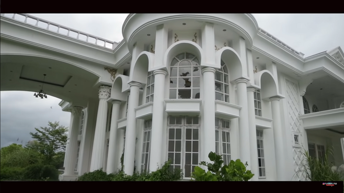 Terkesan Angker dan Tertutup Rumput Liar, Rumah Mewah di Minahasa Ini