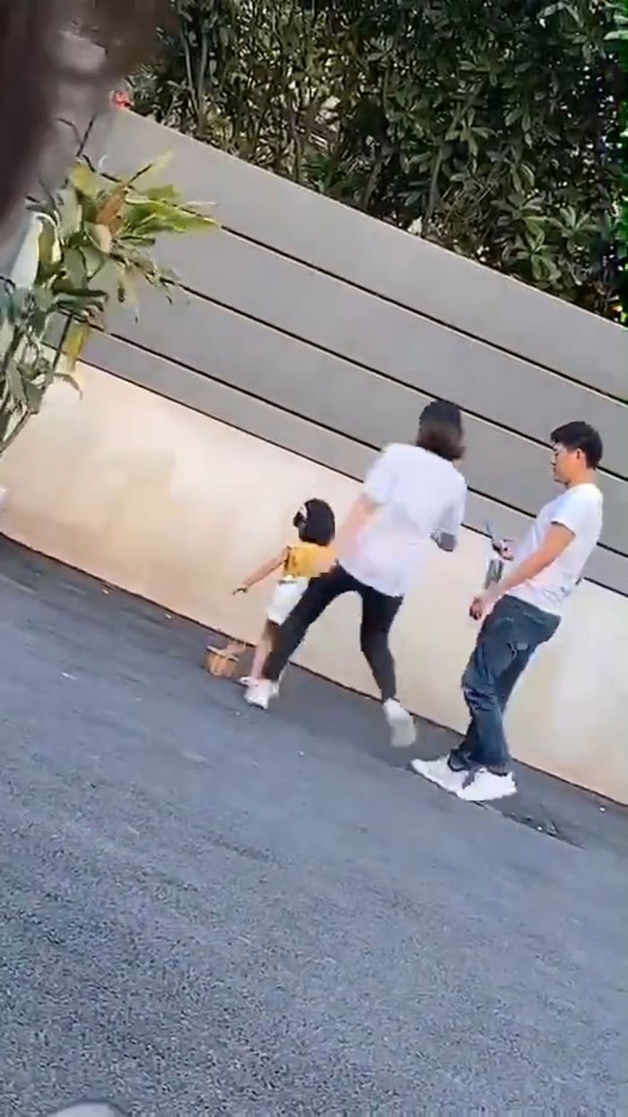 Niu Niu (baju kuning) hendak ditendang ibunya sendiri di depan umum. Langsung <a href='https://manado.tribunnews.com/tag/viral' title='viral'>viral</a> di <a href='https://manado.tribunnews.com/tag/media-sosial' title='media&nbsp;sosial'>media&nbsp;sosial</a> internasional.