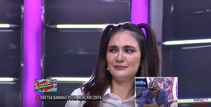 Luna Maya seolah tak peduli lihat Raffi Ahmad berdandan ala Ariel Noah (youtube)