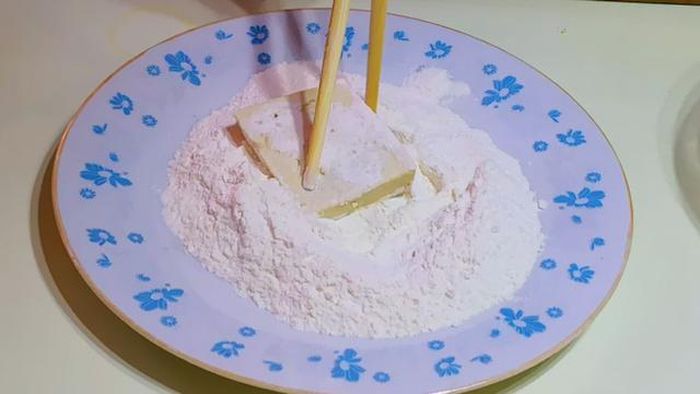 Celupkan ke dalam telur dan masukan ke dalam tepung.
Toutiao