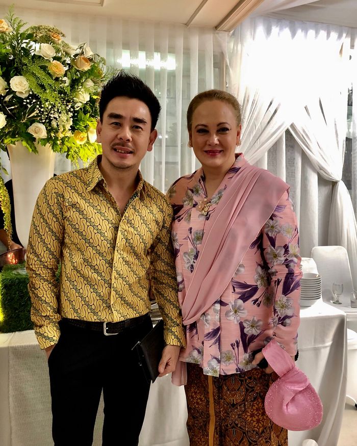 Tampilan Anggun Halimah Saat Kenakan Kebaya