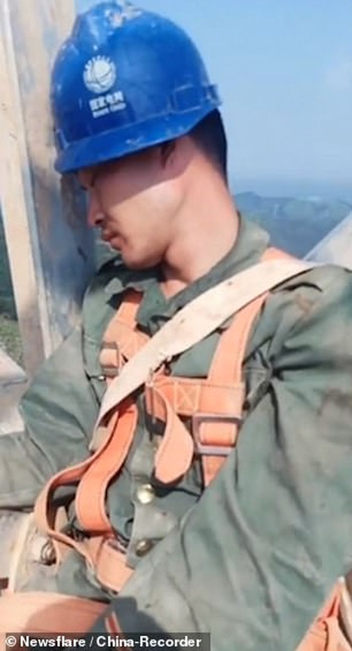 Video para pekerja listrik tidur siang di ketinggian 50 meter jadi viral.