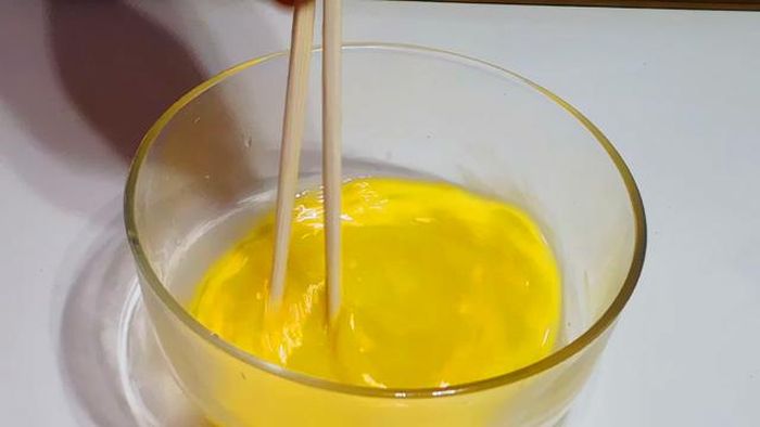 Pecahkan telur dan aduk rata.