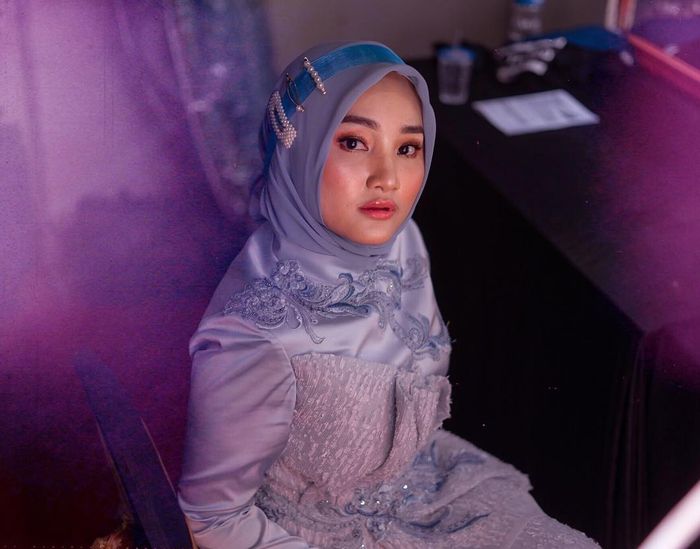Gaya jepit rambut untuk hijab ala Fatin Shidqia