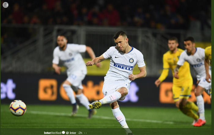 Penyerang sayap Inter Milan, Ivan Perisic, mencetak gol via penalti pada laga pekan ke-32 Liga Italia melawan Frosinone, Minggu (14/4/2019).