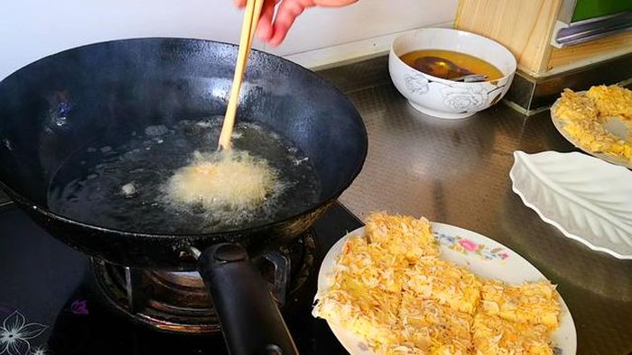 Goreng tahu kulit udang.
