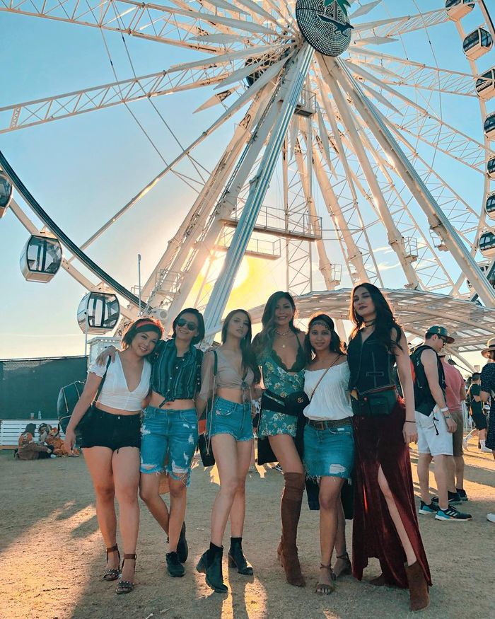 Tampilan seksi Luna Maya nonton festival Coachella bareng kakak Faisal Nasimuddin, Diana Nasimuddin