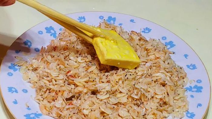 Letakkan ke atas udang biarkan menempel.