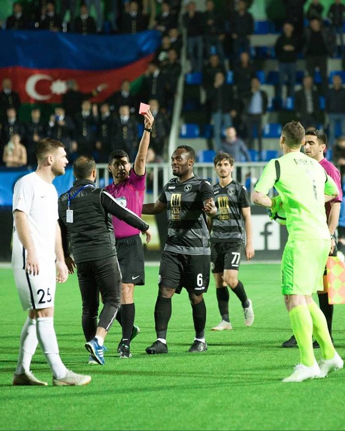 Gelandang Michael Essien mencoba menenangkan satu ofisial timnya saat wasit memberi kartu merah kiper Sabail FK, Oleksandr Rybka saat mereka menjamu Netchi FC pada lanjutan Liga Azerbaijak 2018-2019, 14 April 2019.