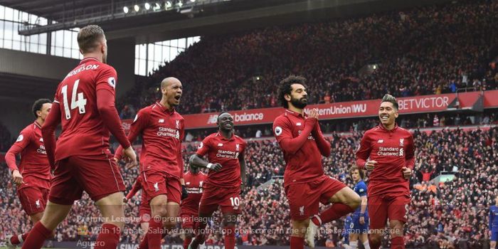 Mohamed Salah (dua dari kanan) merayakan gol yang dicetaknya ke gawang Chelsea pada pertandingan pekan ke-34 Liga Inggris 2018-2019 di Stadion Anfield, 14 April 2019.