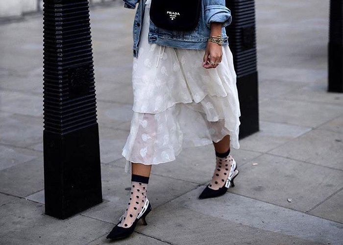 Memakai heels dan kaos kaki