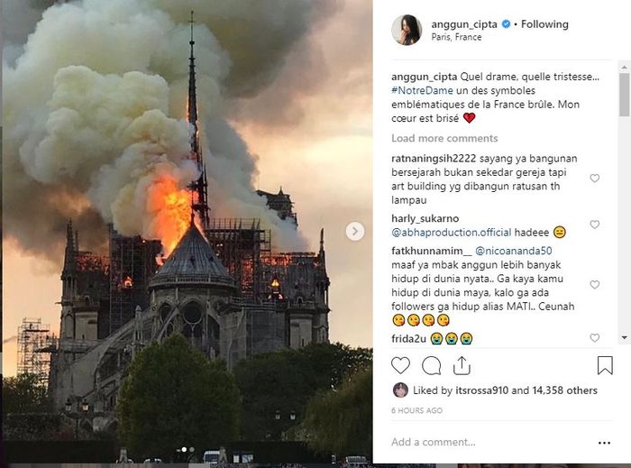 Foto Gereja Katedral Notre Dame terbakar yang diunggah oleh Anggun C Sasmi