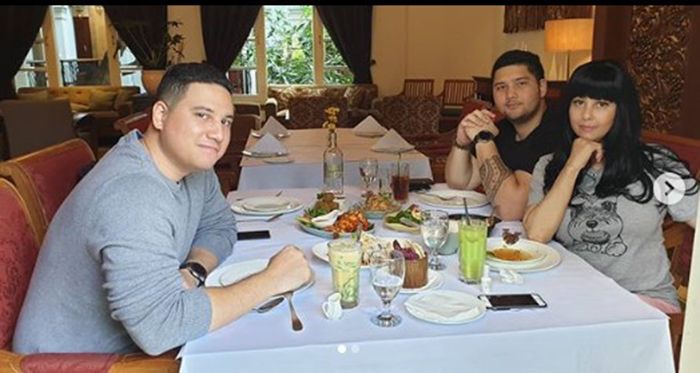 Rayakan Ulang Tahun Dengan Makan Di Restoran, Penampilan Meriam Bellina Di Usia 54 Tahun Curi Perhatian Warganet