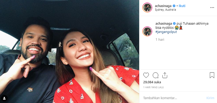 Acha Sinaga dan suami nyoblos di Australia