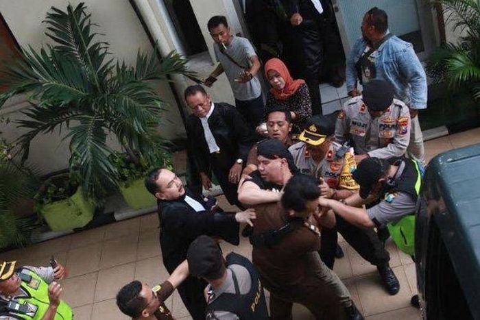 Ahmad Dhani bersitegang dengan jaksa pengawal, kericuhan itu terjadi usai sidang lanjutan kasus vlog idiot? yang beragendakan tuntutan di PN Surabaya ditunda, Kamis (11/4/2019)