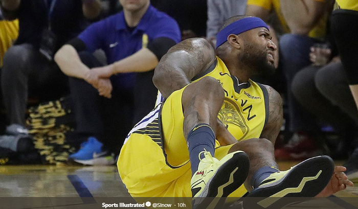 Pebasket Golden State Warriors, DeMarcus Cousins, terjatuh dan alami cedera pada paha kaki kirinya, saat menjamu Los Angeles Clippers di Oracle Arena pada gim kedua babak pertama Playoff NBA 2019, Senin (15/4/2019).