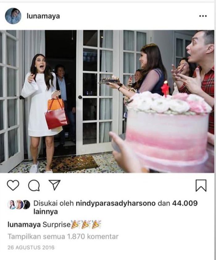 Foto jadul saat Reino Barack memberikan kue ulang tahun kepada Luna Maya