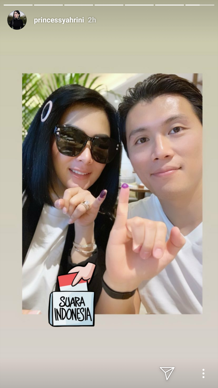 Syahrini pamer foto bareng sang suami sambil memamerkan jari kelingkingnya