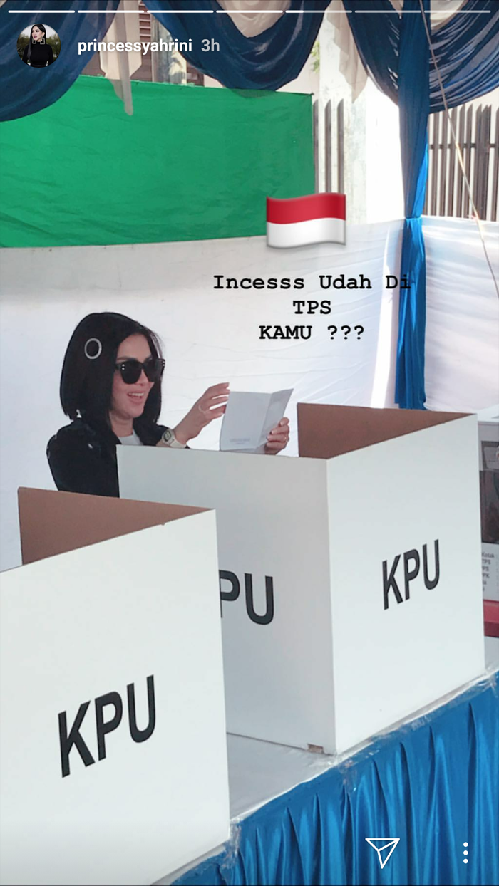 Syahrini mendapat giliran untuk menyumbangkan hak suaranya untuk memilih pemimpin daerah dan negara di hari Pemilu