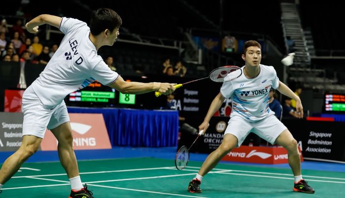 Pasangan ganda putra Korea Selatan, Lee Yong-dae (kiri)/Kim Gi-jung, saat bertanding pada babak kedua Singapore Open 2019, di Singapore Indoor Stadium, Kamis (11/4/2019).