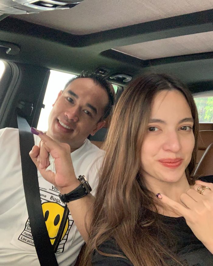 Penampilan natural Nia Ramadhani saat nyoblos Pemilu 2019