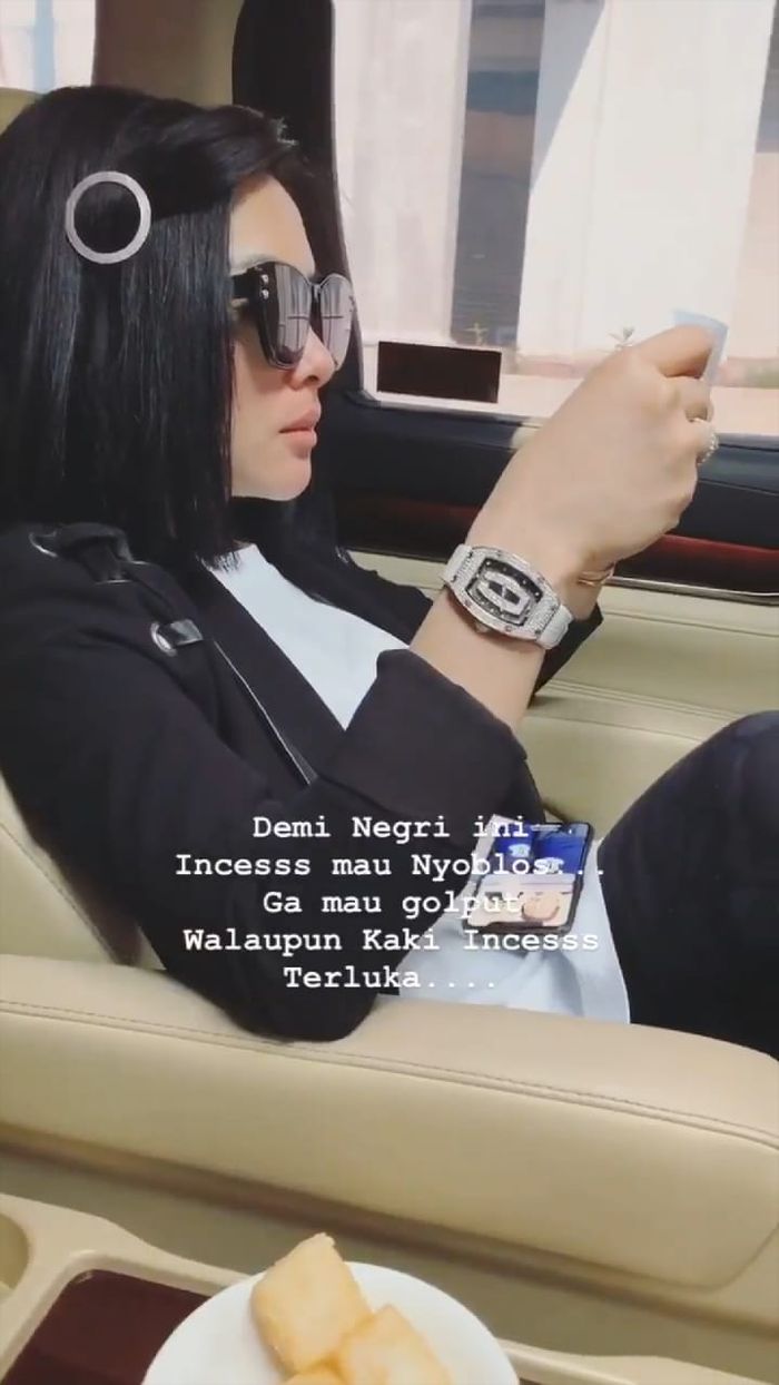 Syahrini terlihat modis dengan outfit simpel bernuansa monokrom saat datangi TPS pada Pemilu 2019