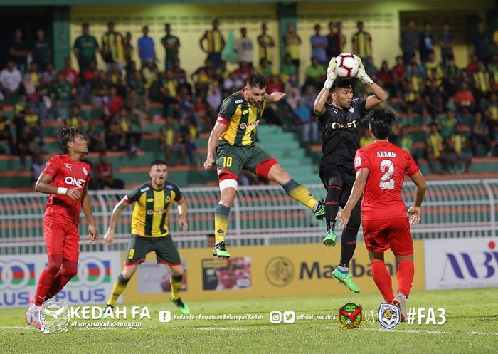 Penyerang Kedah FA, Jonathan Bauman melompat bersama kiper Petaling Jaya City FC pada laga putaran kedua Piala FA Malaysia 2019, 16 April 2019. 