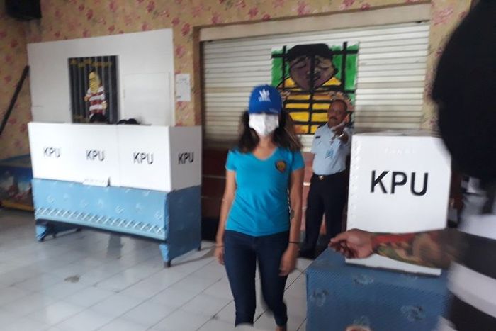 Vanessa Angel nyoblos di Rutan Kelas I Surabaya Medaeng di Sidoarjo.