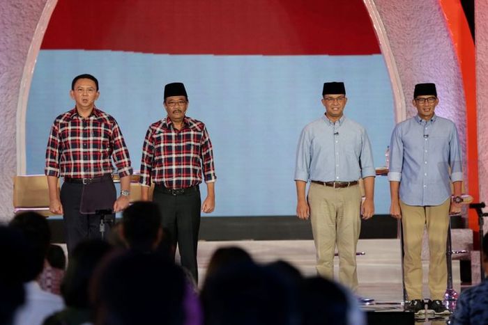 Kandidat calon gubernur dan wakil gubernur DKI Jakarta nomor urut 2, Basuki Tjahaja Purnama dan Djarot Saiful Hidayat serta pasangan kandidat nomor urut 3, Anies Baswedan dan Sandiaga Uno saat Debat Publik Pilkada DKI Jakarta Putaran Kedua yang diselenggarakan Komisi Pemilihan Umum Daerah DKI Jakart