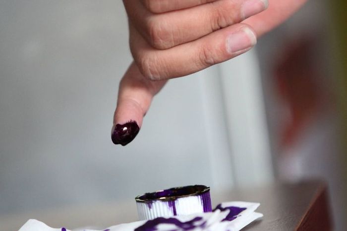 Cara menghilangkan noda tinta pemilu di jari.