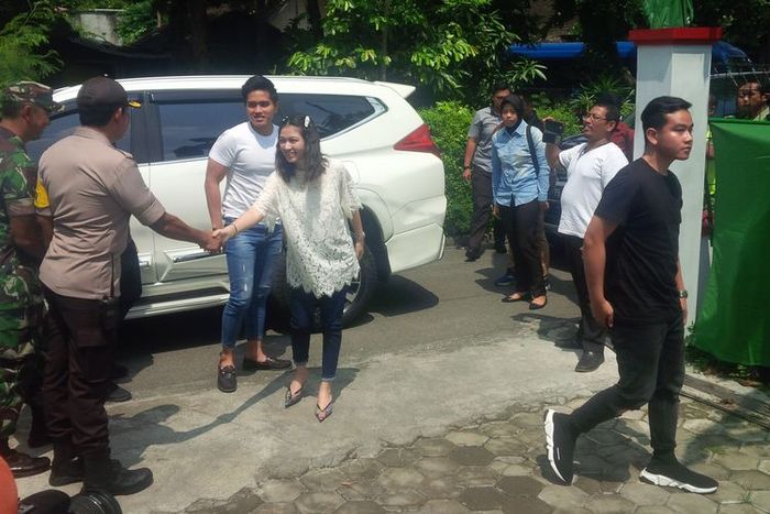 Penampilan Selvi Ananda menantu Presiden Jokowi pakai sepaket fashion item kekinian saat nyoblos di TPS Pemilu 2019