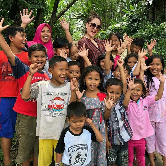 Cinta Laura memberikan hak suaranya dalam Pemilu 2019.