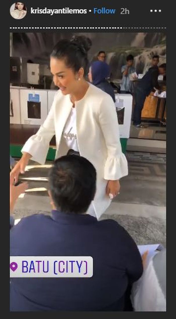 Krisdayanti menyambangi TPS