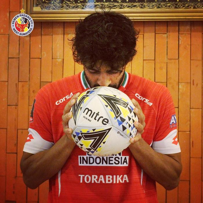 Gelandang asal Argentina, Jose Sardon, telah berpindah tim dari Persela Lamongan ke Semen Padang dalam bursa transfer pramusim Liga 1 2019.