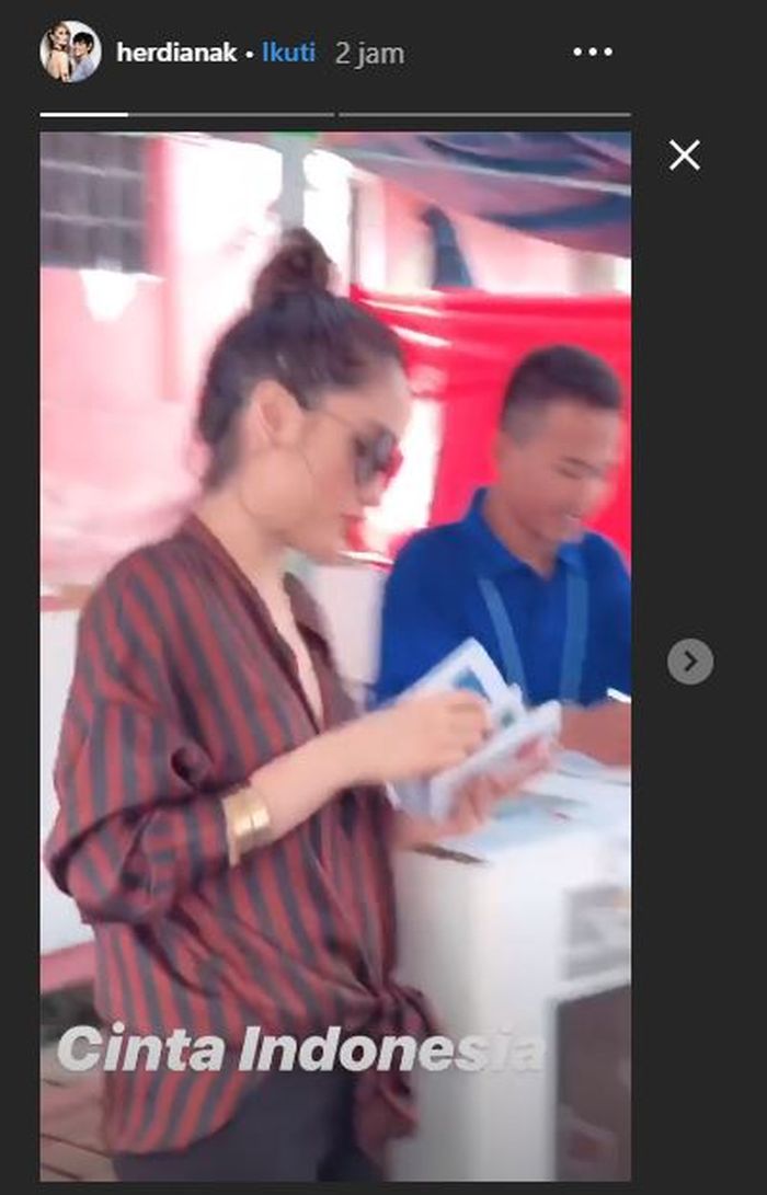 Tangkap layar Instastory ibunda Cinta Laura
