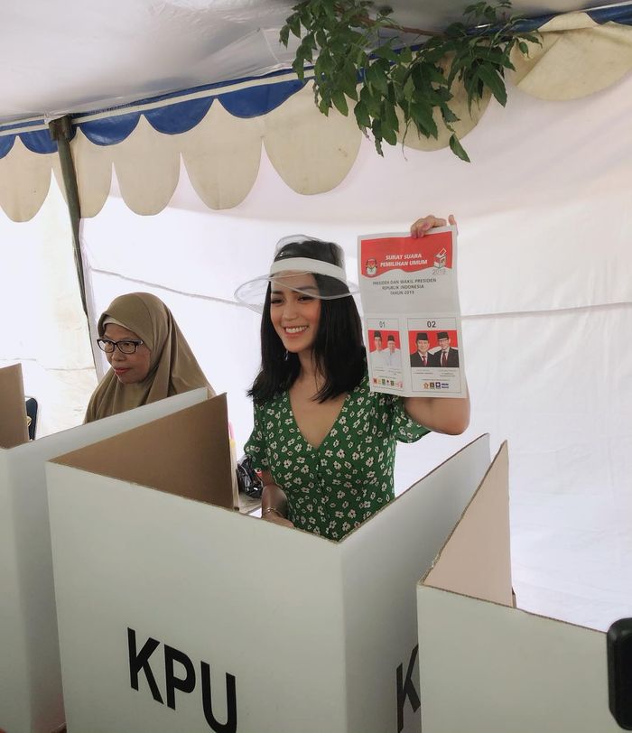 Penampilan cantik Jessica Iskandar pakai topi transparan saat nyoblos di TPS Pemilu 2019
 