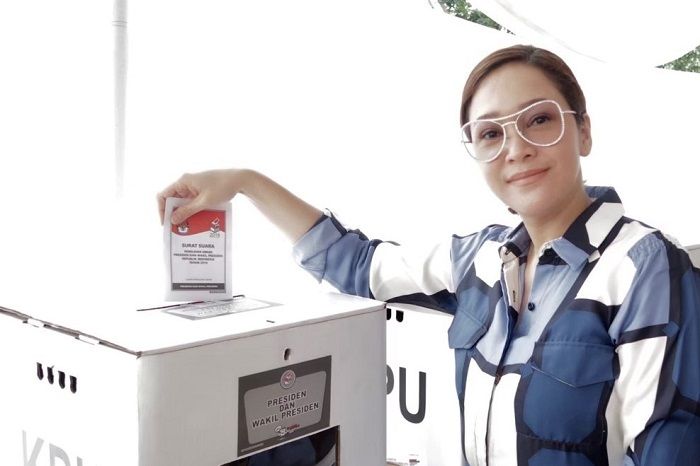 Beda gaya Maia Estianty dan Mulan Jameela yang sama-sama ajak anak ke TPS