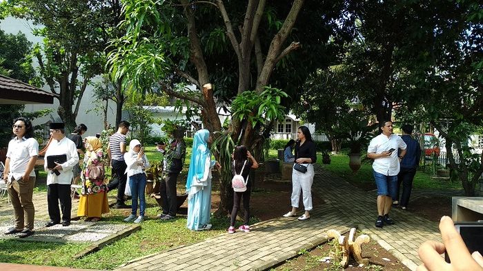 Mulan Jameela (tengah) sedang menunggu di TPS untuk memberikan hak suaranya di Pemilu 2019