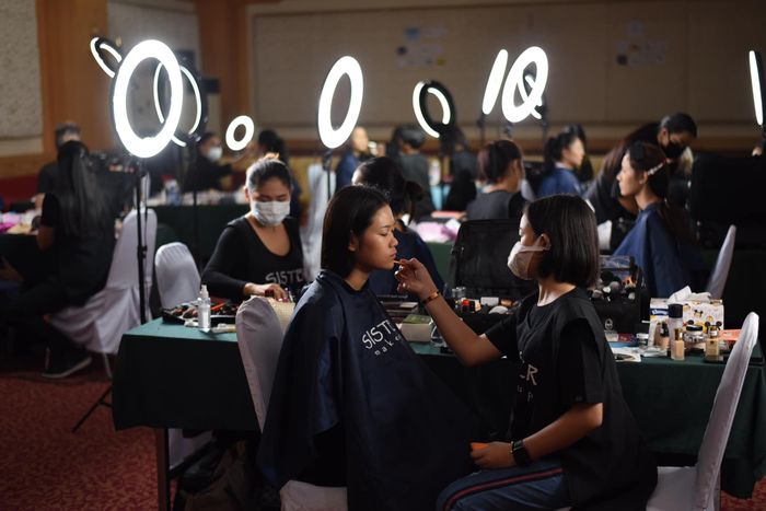 Nathanan saat Sedang Menjadi MUA untuk FashionShow